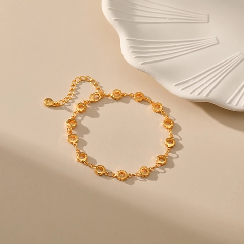 Bracelet Chaîne Fleur Creuse en Laiton Plaqué Or 18K pour Femme Élégant Bijou Fleur Géométrique Réglable Accessoire