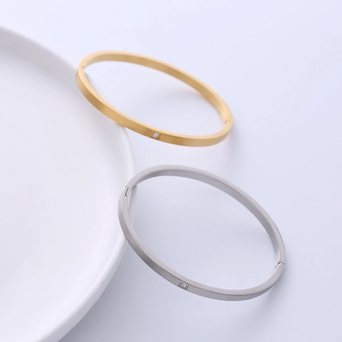 Bracciale Rigido Minimalista In Acciaio Inossidabile 316L Metallo Spazzolato Intarsio In Zircone Quadrato Gioielli Per Donna