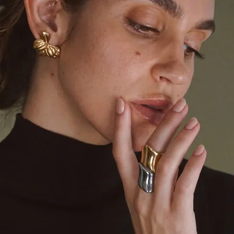 Anillo De Onda Irregular De Acero Inoxidable Chapado En Oro De 18K Joyería Minimalista Pulida De Banda Curva Para Mujer