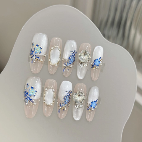 Handgefertigte Künstliche Fingernägel Blaues Blumenmuster Lange Mandel Katzenauge Silberne Strasssteine Eleganter Chinesischer Stil Damen