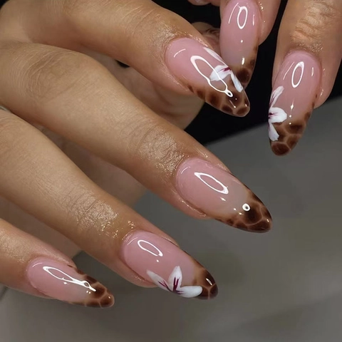 Almond Press On Nails Leopard Print Weißes Blumen Design Nude Pink Glänzend Abnehmbare Künstliche Fingernägel Für Damen