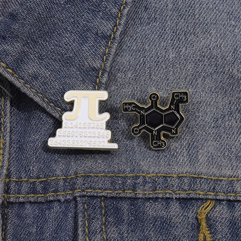 Broche de Science en Alliage Vernis à Cuire Symbole Pi Molécule de Caféine Épinglette Émaillée Bijoux Mathématiques et Chimiques