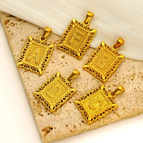 Ciondolo Lettera Quadrata Cava Vintage Placcato Oro 18K Acciaio Inossidabile 304 Rilievo Geometrico Iniziale Per Donne