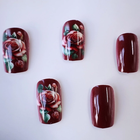 Ongles À Presser Motif Rose Rouge 3D Gaufré Carré Moyen Faux Ongles Dégradé Vin Rouge Brillant Élégant Vintage Femmes