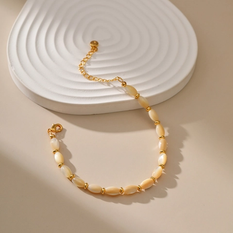 Bracelet Élégant En Cuivre Avec Künstliche Perles De Coquillage Naturelles Plqué Or 18K Design Irrégulier Minimaliste Femmes