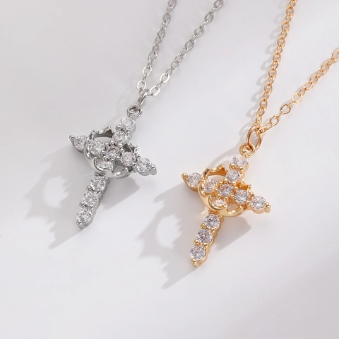 Collana Con Ciondolo A Corona E Croce Retrò Con Dettagli Di Rose In Rame Con Zirconi Intarsiati Gioielli Eleganti Da Donna