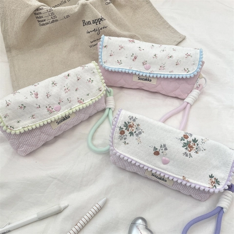 Koreanischer Stil Gestepptes Mäppchen Blumenmuster Schreibwaren Aufbewahrungstasche Mit Pompon Und Herzknopf
