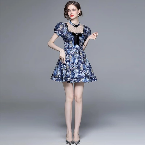 Robe Courte Imprimé Conte De Fées Bleu Avec Empiècement Dentelle Manches Bouffantes Nœud Velours Rétro Élégante Été
