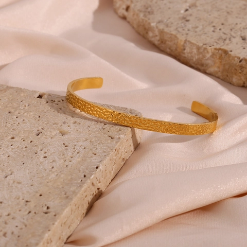Bracciale Rigido Minimalista in Acciaio Inossidabile Texture Martellata per Donna Placcato Oro 18K Aperto Regolabile Gioielli
