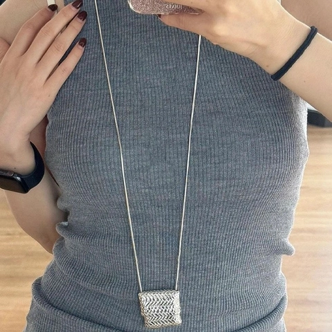 Collana Lunga Catena Da Maglione Con Pendente Mini Borsa Trama Intrecciata Lega Rame Tonalità Argento Per Donna