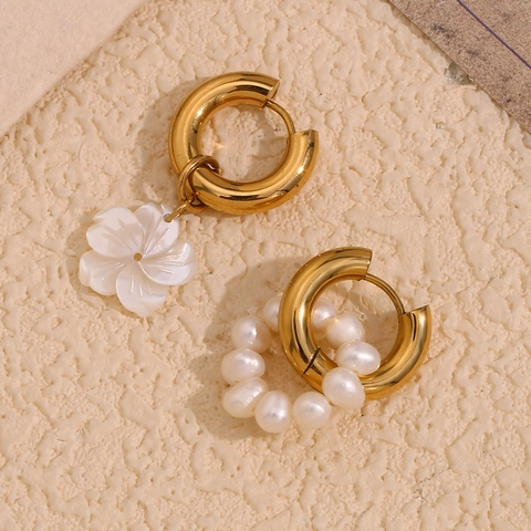 Orecchini A Cerchio Asimmetrici Acciaio Inossidabile Placcato Oro 18K Fiore Conchiglia Bianca Perla Artificial Gioielli Vintage Donna