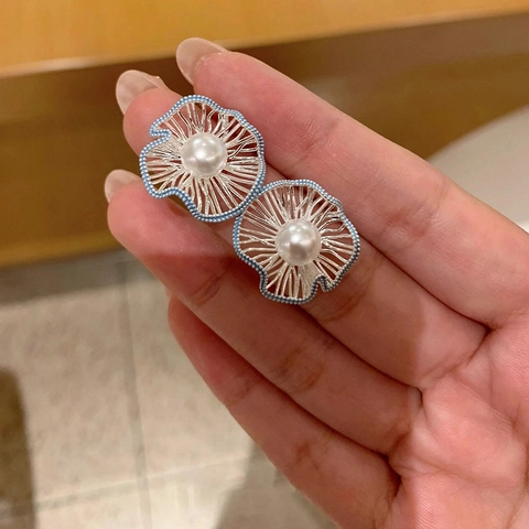 Orecchini A Lobo Con Künstliche Perle A Fiore Cavo Con Perno In Argento Elegante Vintage Geometrico Bordo Blu Per Donna
