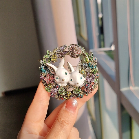 Spilla Vintage In Lega Con Ghirlanda Floreale In Strass Colorati Spilla Con Coniglio In Smalto Bianco Per Accessorio Cappotto