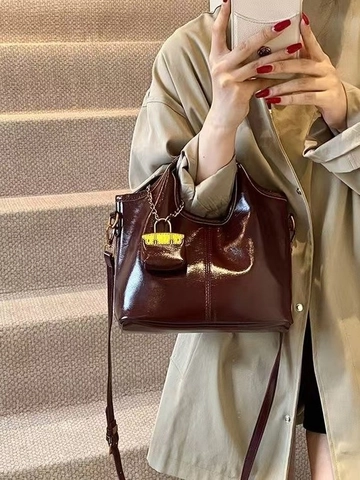 Bolso De Hombro Vintage De Cuero PU Con Cera De Aceite Para Mujer Con Mini Charm Cadena Dorada Correa Bolso Y Bolsa