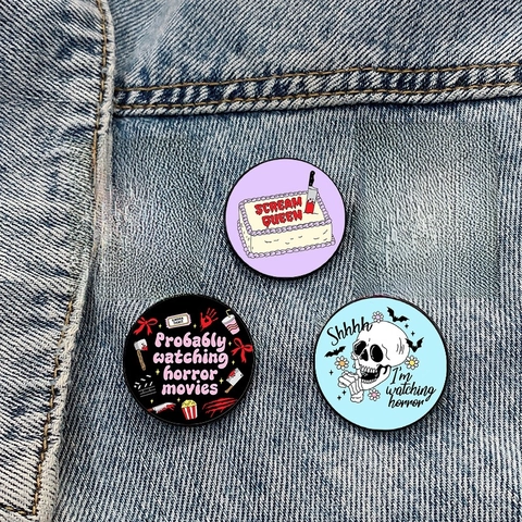Broches Horror Movie Lover Matériaux Mixtes Badges Imprimés Fantasy Cartoon Pins pour Femmes Halloween Party Bijoux Décoratifs