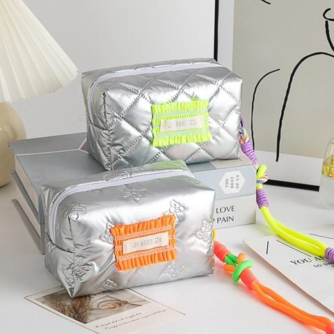 Borsa Trucco Argento Trapuntata In Pelle PU Metallica Motivo Cuore Fiocco Pochette Cosmetica Con Corda Intrecciata Colorata