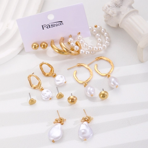 Orecchini in Lega con Imitazione Perla Artificial in Stile Vintage Francese per Donna Eleganti Orecchini a Cerchio e a Bottone Placcati in Oro con Perla Artificial Barocca