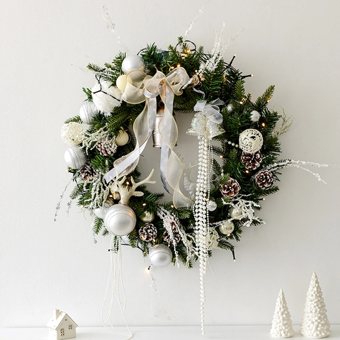 Corona Navidad Guirnalda Con Luces LED Cálidas Agujas Pino PE Adornos Blanco Plata Para Decoración Puerta Pared Chimenea