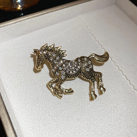 Vintage Alloy Brooch Rhinestone Inlaid Animal Floral Design Luxury Pin For Women Elegant Banquet Clothing Accessory