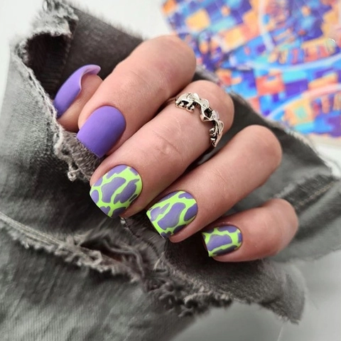 Unghie Finte Corte Quadrate Alla Moda Finitura Opaca Design Mucca Viola E Verde Per Donne