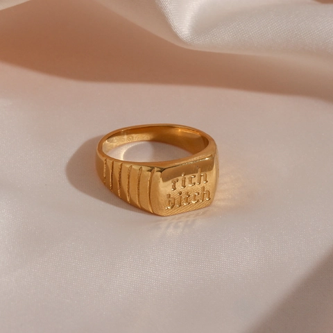 Anillo de Sello de Letra Rich Bitch de Acero Inoxidable Pulido para Mujer Joyería de Dedo de Declaración Chapada en Oro Minimalista