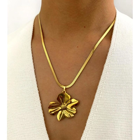 Modern Stainless Steel Large Flower Pendant Necklace Elegant Gold Plated Flat Snake Chain Adjustable Jewelry Gift For Women