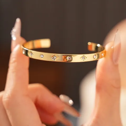 Mode Offener Armreif Für Damen Aus Kupfer Und Zirkon Vergoldet Mit Sternengravur Minimalistischer Luxusschmuck
