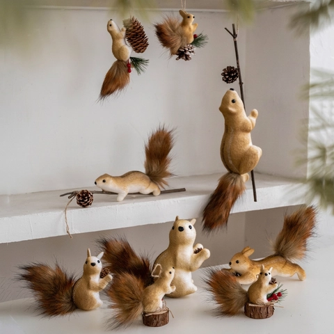 Christmas Squirrel Hanging Ornament Realistic Fuzzy Forest Animal Figurine With Natural Pine Cone For Holiday Xmas Tree Decor