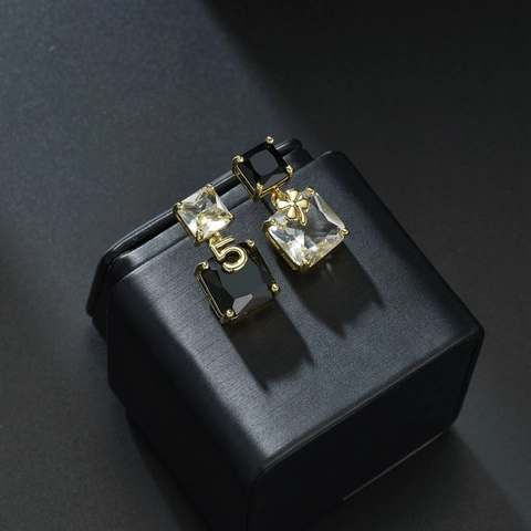 Orecchini a Bottone Asimmetrici in Rame con Strass di Lusso Leggero con Perno in Argento Sterling 925 Numero 5 Quadrifoglio Gioielli di Moda per Donna