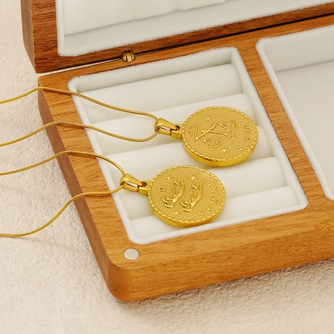 Collana Con Ciondolo Segno Zodiacale Acciaio Inossidabile Placcato Oro 18K Moneta Rilievo Costellazione Gioielli