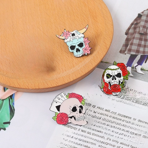 Broche De Esmalte Calavera Gótica Pin Aleación Flor Rosa Carta Poker Horror Estética Oscura Joyas Para Sombreros Chaquetas