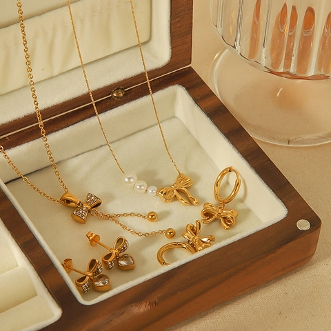 Orecchini A Fiocco Placcati Oro 18K Acciaio Al Titanio Con Perno In Acciaio Inossidabile Stile Francese Elegante Donna