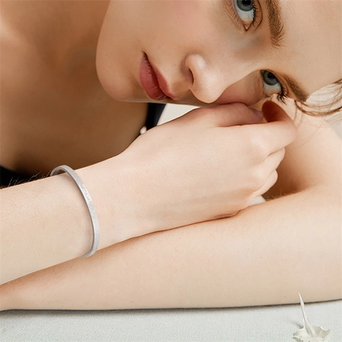 Brazalete Minimalista de Acero de Titanio Esmerilado en Forma de C Abierto Pulsera para Mujeres Hombres Moda Lujo Brazalete Mate