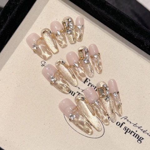 Handgefertigte Goldene Katzenauge Press On Nägel Lange Stiletto Künstliche Nägel Luxus Strass Künstliche Perlen Dekor Eleganter Französischer Stil