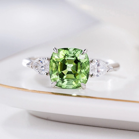 Elegante Anillo De Zircón Verde Cuadrado Corte Cojín Con Piedras Laterales De Pera Joyería De Cobre Plateado Para Mujer