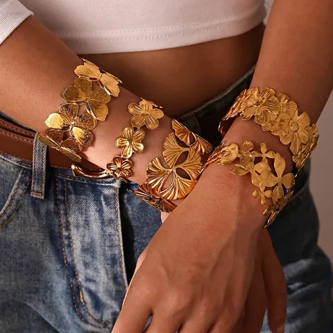 Bracciale Rigido In Acciaio Inossidabile Placcato Oro 18K Fiore Traforato Foglia Di Ginkgo Farfalla Per Donna