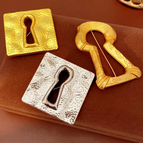 Vintage Legering Broche Sleutelgat Vierkant Gehamerde Textuur Hol Ontwerp Luxe Kleding Sieraden Accessoires Voor Dames