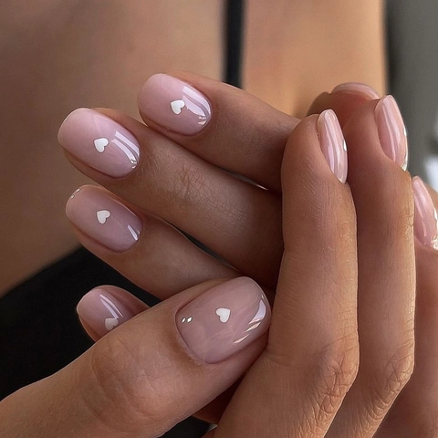 Unghie Finte Corte Tonde Rosa Nude Effetto Jelly Con Motivo A Cuore Bianco Manicure Lucida Per Donna