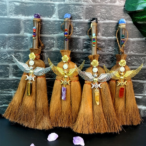 Scopa da Strega Fatta a Mano con Pietra di Cristallo Naturale Ali di Metallo Pentacolo Tripla Luna Bohemian Wiccan Decorazione