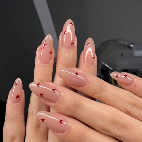 Ongles Press On Forme Amande Brillants Rose Nude Avec Motif Coeur Rouge Style Douceur Élégant Pour Femmes