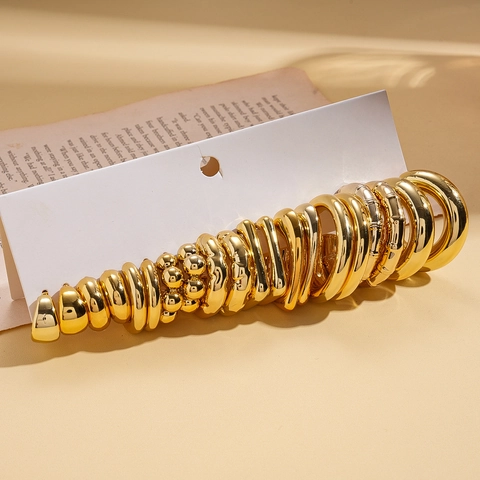 Geometrische Goldfarbene Polierte Creolen Stecker Legierung Mit Stahl Ohrstecker Minimalistischer Modeschmuck Damen