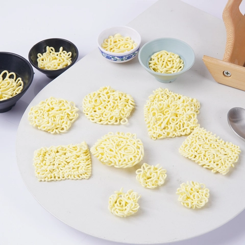 Nouilles Instantanées Miniatures Réalistes En Résine Accessoires De Maison De Poupée Modèle De Ramen Fait Main Jaune
