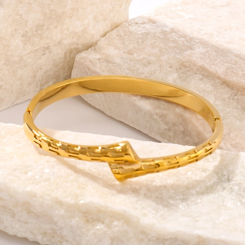 Brazalete De Acero Inoxidable Chapado En Oro De 18K Textura Geométrica De Llave Griega Pulsera De Puño Para Mujer