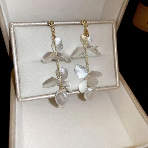 Blumenblatt Quasten Hängeohrringe Mit Weißer Matte Legierung Barock Imitation Künstliche Perle Und 925 Sterling Silber Ohrstecker
