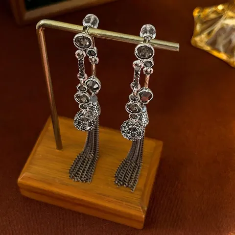 Vintage Lange Kwastje Hangende Oorbellen Met Zilveren Oorbel Post Legering Strass Holle Bal Gotische Sieraden Voor Vrouwen