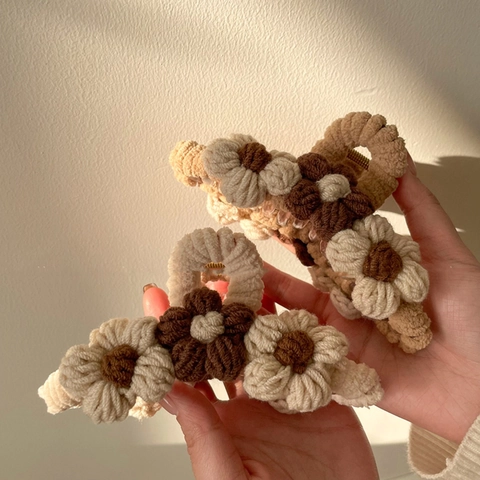Knitted Yarn Flower Hair Claw Clip Sweet Woolen Shark Hair Clip For Women Autumn Winter Updo Hair Accessories