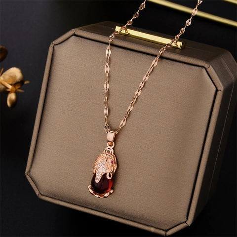 Collier Pendentif Pi Xiu en Acier Titane Plaqué Or Pierre Rouge Strass Incrusté Bijoux de Bête Mythique pour Femme