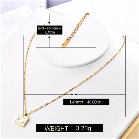Collana Con Ciondolo a Forma di Faccina Sorridente Quadrata in Acciaio al Titanio Placcato Oro 18K per Donna Gioielli Eleganti