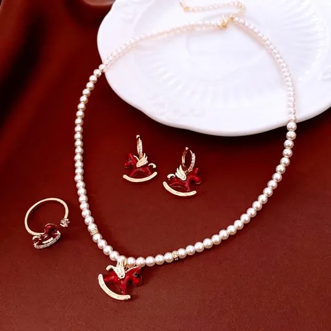 Schmuckset Mit Roter Emaille Geflügeltes Schaukelpferd Kunstperlenkette Zirkonia Kupfer Ohrringe Verstellbarer Ring Für Damen Vintage Chinesischer Stil Elegant