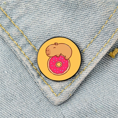 Cartoon Capybara Brosche Anstecknadel Runde Metall Abzeichen Süße Tiere Schmuck Für Rucksack Kleidung Deko Kawaii Accessoire